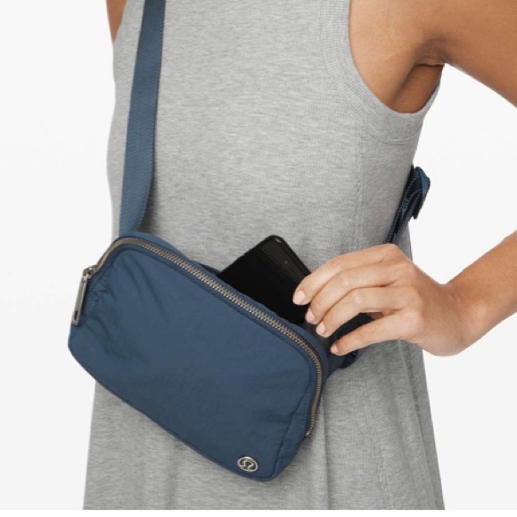 lululemon athletica Handbags - NWT ORIGINAL OG Lululemon Everywere Belt Bag Code Blue